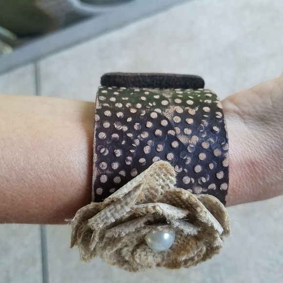 *$3 for $15* Cuff Bracelet Leather Strap Flower - Picture 3 of 8